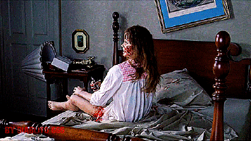 Tan cutre como una niña del exorcista que le da vueltas la cabeza Tan cutre como una niña del exorcista que le da vueltas la cabeza.