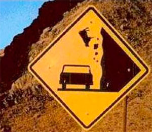 Cartel que avisa de que podría caerte una vaca encima. Cartel que avisa de que podría caerte una vaca encima.