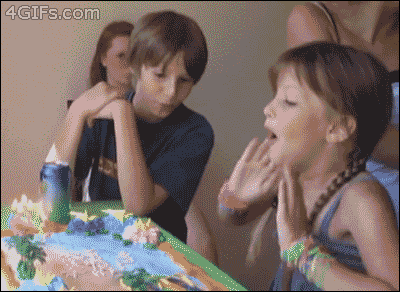 ¿Quién no ha querido hacer esto en un cumpleaños? ¿Quién no ha querido hacer esto en un cumpleaños?