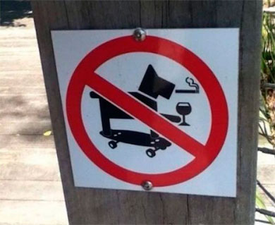 Este cartel prohíbe a los perros en patinete. 