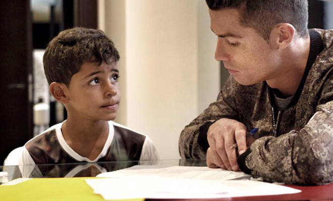 Cristiano Ronaldo, todo un padrazo. Deberes Cristiano Ronaldo, todo un padrazo. Deberes