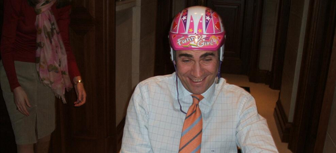 Felipe de Borbón juega con un triciclo de juguete Felipe de Borbón juega con un triciclo de juguete