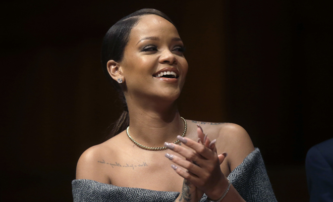 Rihanna con su tatuaje en la clavícula