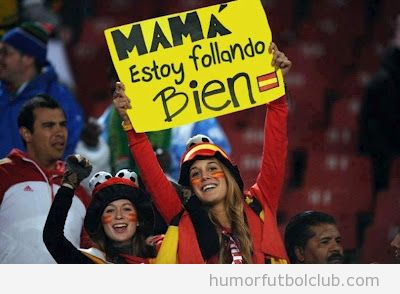 Aficionada mandando mensaje a su madre