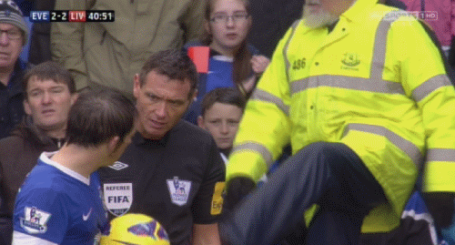 Niño aprendiendo a ser árbitro