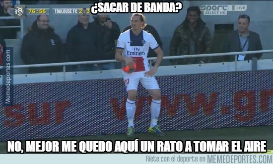 Ibrahimovic descansando en la banda