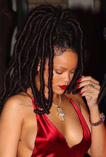 Rihanna luce sus dreadlocks
