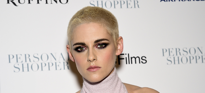Kristen Stewart luce el pelo rubio platino