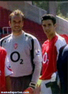 Van Persie metiendo  mano