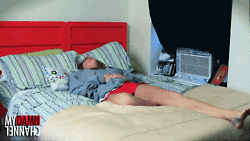 Mamá, déjame dormir un ratito más, por favor. 