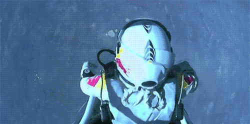 A que no te atreves a saltar desde ahí arriba. 