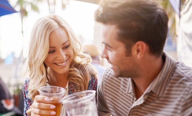 Internet o un bar como lugares para ligar Internet o un bar como lugares para ligar