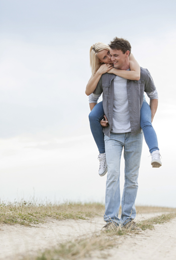 205390-estabilidad chico y chica pasean