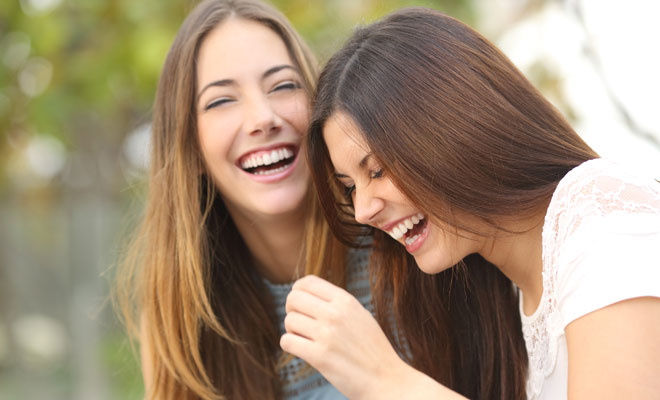 La amiga que no se despega de su novio