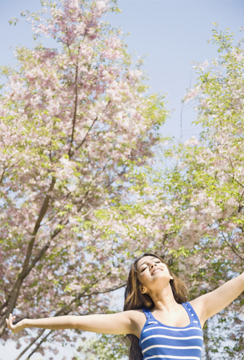 213226-primavera chica con árbol