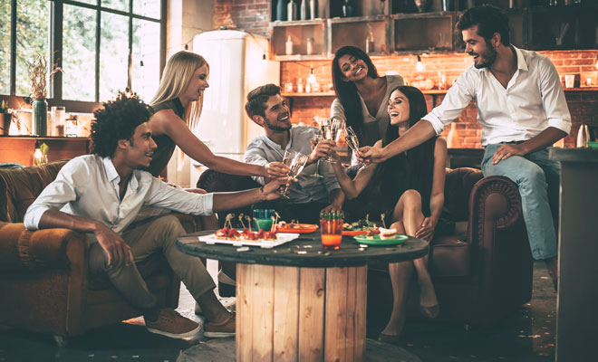 Cómo encajar con los amigos de tu novio Cómo caerles bien a los amigos de tu chico