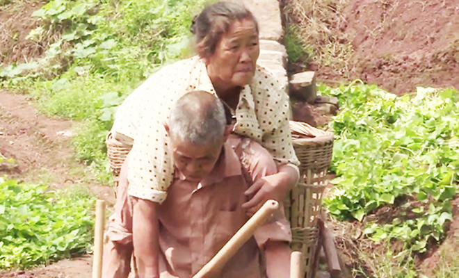 La emotiva historia de amor de un matrimonio que se necesita mutuamente para sobrevivir La emotiva historia de amor de un matrimonio que se necesita mutuamente para sobrevivir