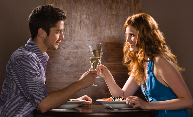 Los beneficios de una cena romántica en pareja