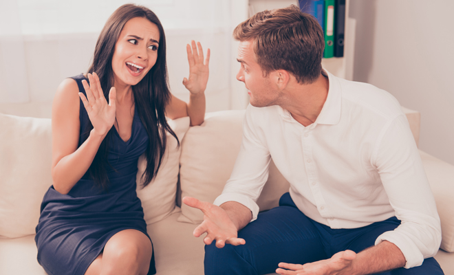 Mujeres y hombres: qué hacer si pillas a tu pareja chateando