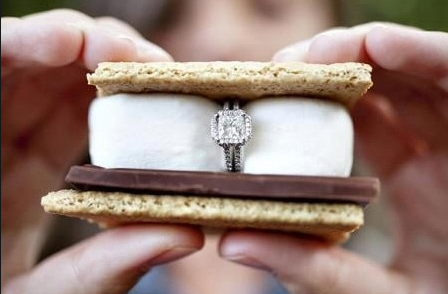 Anillo de compromiso en galleta