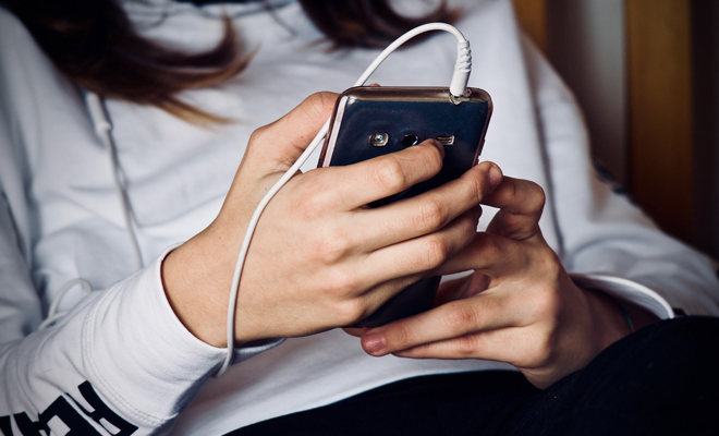 No le controles a través de Whatsapp o Facebook No le controles a través de Whatsapp o Facebook