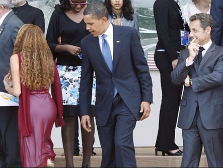 Obama y Sarkozy mirando el culo de una mujer