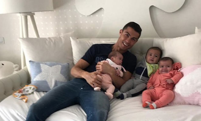 Cristiano Ronaldo, todo un padrazo con sus tres bebés  Cristiano Ronaldo, todo un padrazo con sus tres bebés