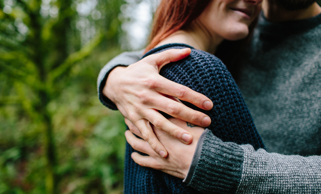 Las parejas que se agarran de la mano son más felices