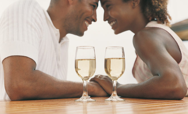 Los beneficios de agarrarse la mano y del contacto físico Los beneficios de agarrarse la mano y del contacto físico