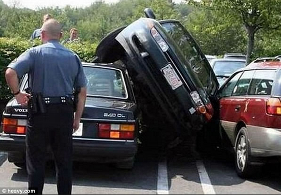Hombre aparcando el coche Hombre aparcando el coche