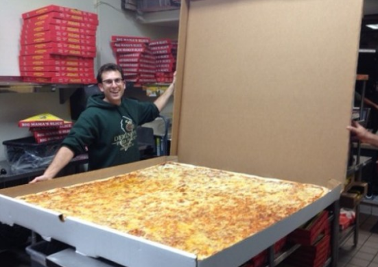 Hombre con pizza gigante Hombre con pizza gigante