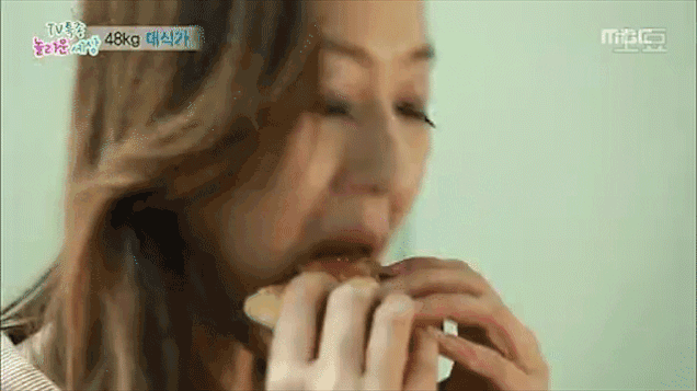 Mujer comiendo Mujer comiendo