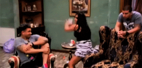 Mujer lanzando un vaso a un hombre Mujer lanzando un vaso a un hombre