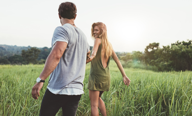 Las parejas felices se dan la mano Las parejas felices se dan la mano