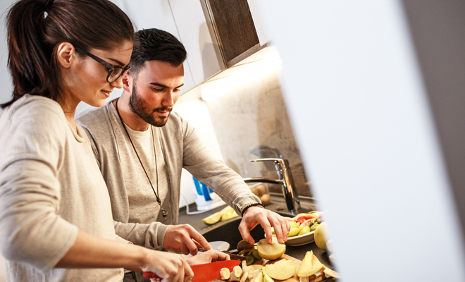 Las parejas felices cocinan juntos Las parejas felices cocinan juntos