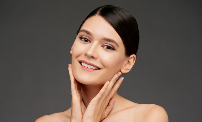 Combinar las cremas de belleza para el día y la noche