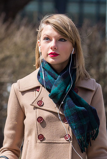 Taylor Swift y su peinado de flequillo a un lado Taylor Swift y su peinado de flequillo a un lado