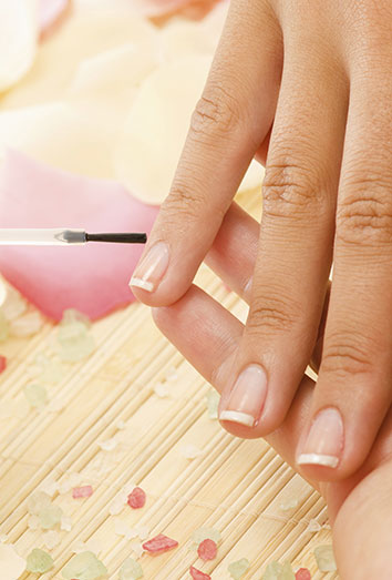Cómo pintarse las uñas: ¿para qué sirve el esmalte transparente?