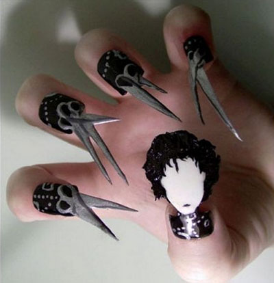 Foto de la manicura más divertida y poco cómoda de Eduardo Manostijeras.