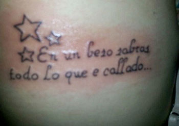 Foto de un tatuaje con falta de ortografía. Foto de un tatuaje con falta de ortografía.