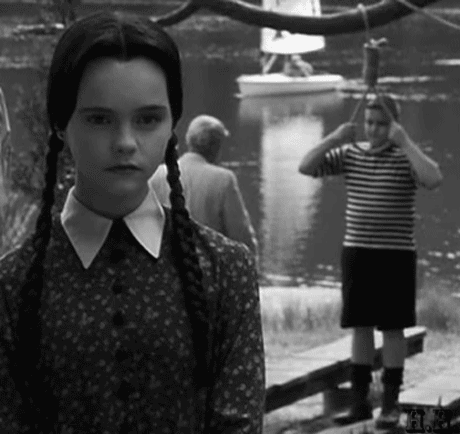 Cómo peinarse en Halloween, las dos trenzas de Miércoles. Cómo peinarse en Halloween, las dos trenzas de Miércoles.