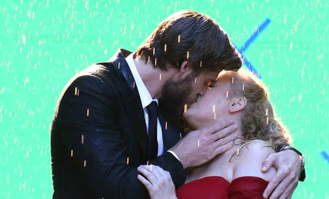 5 razones por las que tu pelo odia la lluvia: beso romántico 5 razones por las que tu pelo odia la lluvia: beso romántico