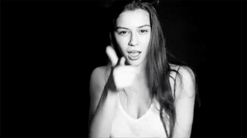 Las chicas de piel sensible saben que hay ciertas telas que no se deben poner. Las chicas de piel sensible saben que hay ciertas telas que no se deben poner.