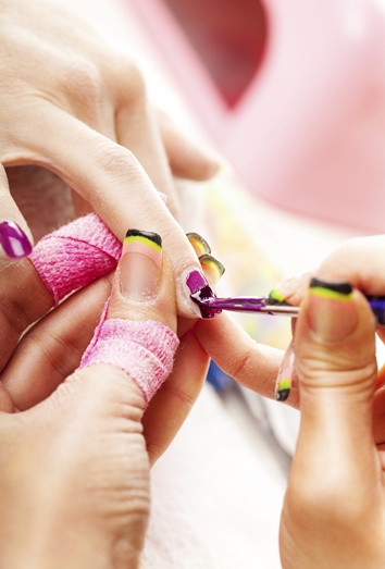 Uñas acrílicas: cómo retirar la manicura