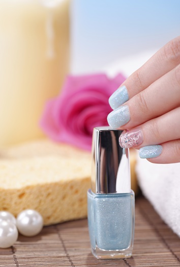 La manicura de purpurina para noches especiales