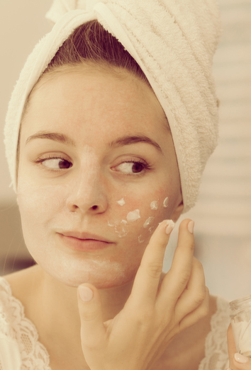 Tienes acné? 15 tips de maquillaje para disimular granitos