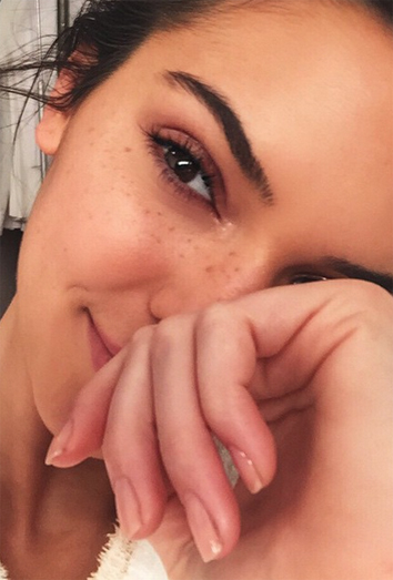 Kendall Jenner y sus uñas  Kendall Jenner y sus uñas