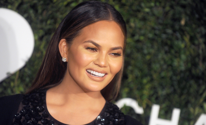 El maquillaje de Chrissy Teigen dorado El maquillaje de Chrissy Teigen dorado
