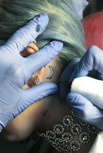El tatuaje detrás de la oreja que más te pega