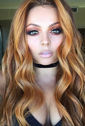 El maquillaje naranja de Jesy Nelson